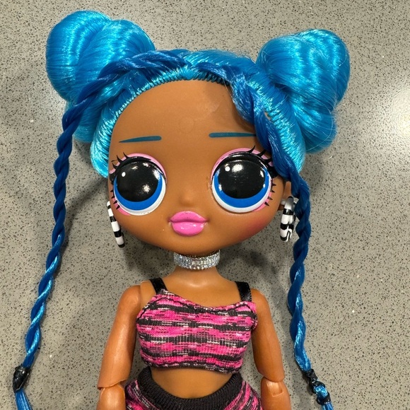 LOL OMG surprise doll | Chillax | Stand and accessories included - Picture 2 of 3